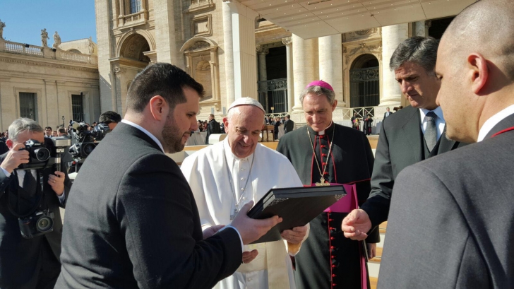 Ministrul Dan Stoenescu a mulțumit Papei pentru sprijinul acordat românilor