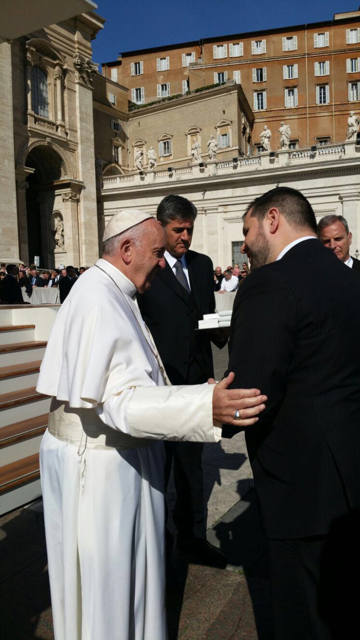 Ministrul Dan Stoenescu a mulțumit Papei pentru sprijinul acordat românilor