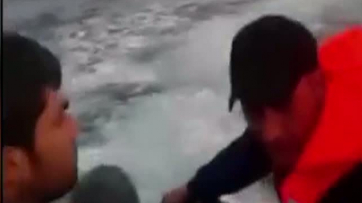 Angajaţi ai Pazei de Coastă din Turcia lovesc migranţii dintr-o barcă 