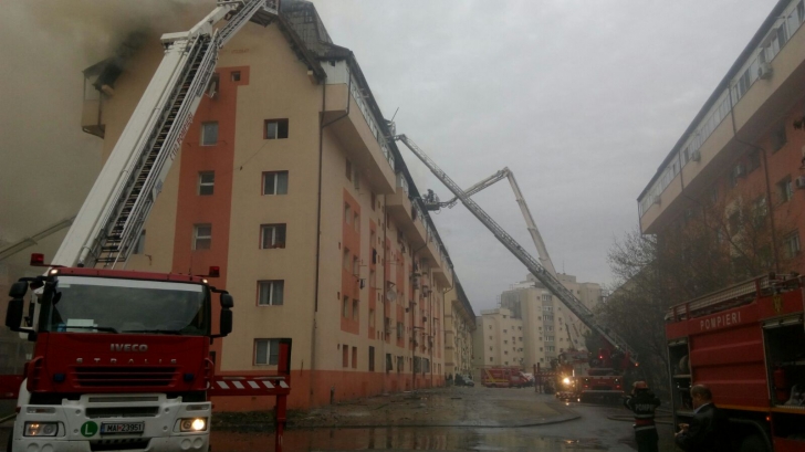 Incendiu puternic într-un bloc de locuințe din București. Pompierii intervin cu 16 autospeciale