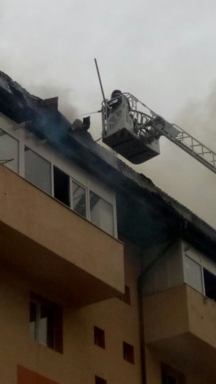 Incendiu puternic într-un bloc de locuințe din București. Pompierii intervin cu 16 autospeciale