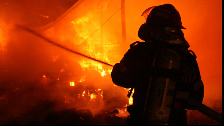 Incendiu în Capitală, miercuri seară, în sectorul 3. Sunt semnalate degajări mari de fum