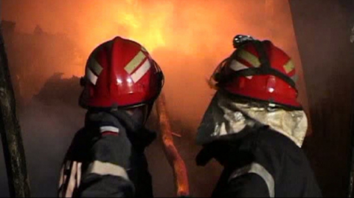 Incendiu de amploare la un depozit de artificii din Ploiești! 2 tone de materiale pirotehnice, arse