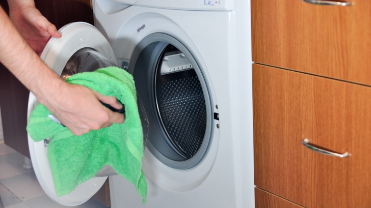 Ce să pui în mașina de spălat ca să scoți rufele mult mai ALBE, curate şi fără pete