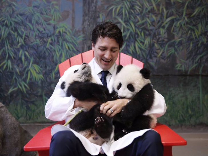 Justin Trudeau, premierul Canadei, fotografie adorabilă pe pagina de facebook. Pe cine ţine în braţe