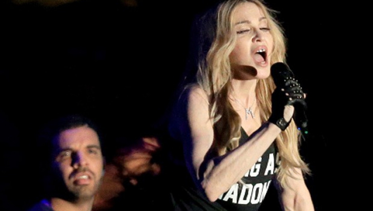 Madonna a dat-o în bară pe scenă. A dezbrăcat în faţa lumii o minoră de 17 ani. Tânăra, o bombă sexy