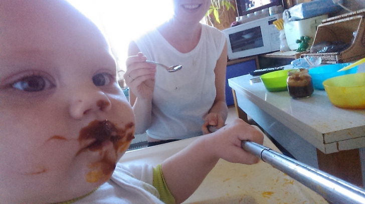 Experiment haios cu selfie stick-ul! O mamă s-a fotografiat zilnic cu bebelușul ei. Iată ce a ieșit