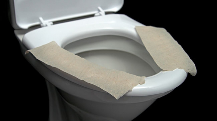 Pui hârtie igienică pe capacul toaletelor publice? Nu o să mai faci asta niciodată!