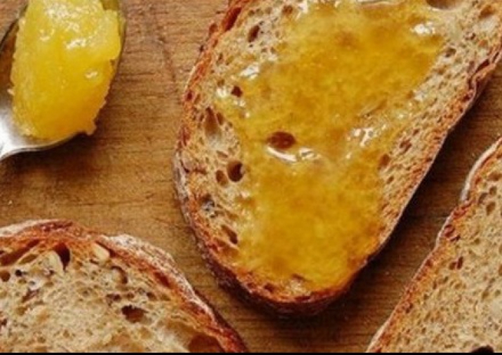 Ce ți se întâmplă dacă mânânci în fiecare zi miere cu scorțișoară pe pâine. Rezultatele te vor uimi