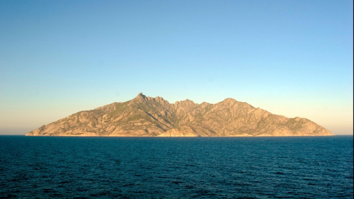 Cea mai misterioasă insulă din Mediterană! Doar o mie de turiști pe an au voie s-o viziteze