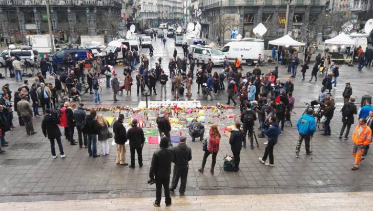 GALERIE FOTO. Momente de reculegere în memoria celor care au murit în atentatele de la Bruxelles