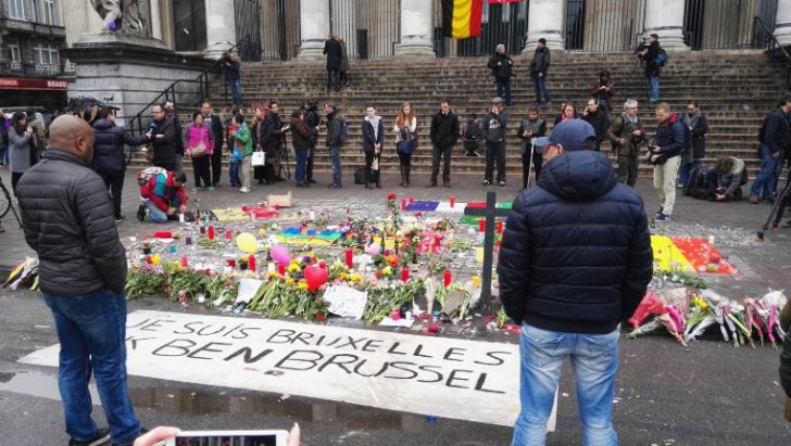 GALERIE FOTO. Momente de reculegere în memoria celor care au murit în atentatele de la Bruxelles