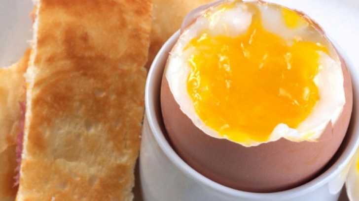 Cum puteţi obţine un ou fiert care se curăţă întreg extrem de uşor!