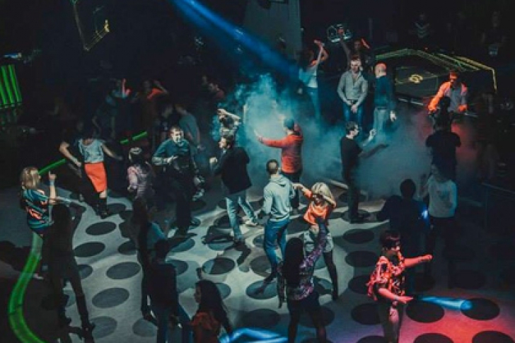 Imaginile care şochează! Cum se distrează tinerii din Doneţk în cluburile de lângă câmpul de luptă