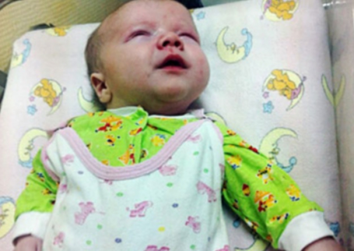 Pisica &icirc;ncepuse să scoată sunete sf&acirc;şietoare, aşa că s-a apropiat. C&acirc;nd a văzut grozăvia, a &icirc;ngheţat