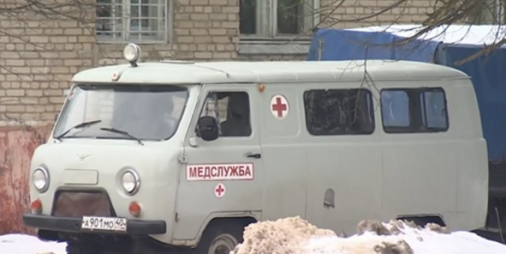 Pisica &icirc;ncepuse să scoată sunete sf&acirc;şietoare, aşa că s-a apropiat. C&acirc;nd a văzut grozăvia, a &icirc;ngheţat