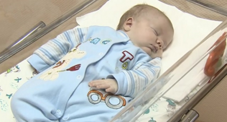 Pisica &icirc;ncepuse să scoată sunete sf&acirc;şietoare, aşa că s-a apropiat. C&acirc;nd a văzut grozăvia, a &icirc;ngheţat