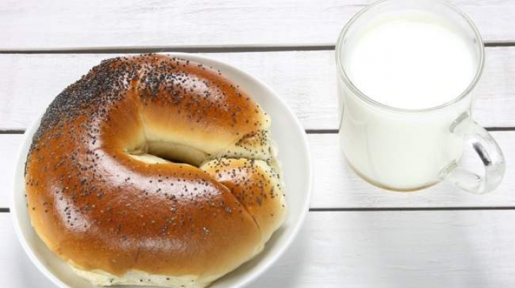 'Cornul și laptele' ar putea deveni istorie! Cu ce vrea ministrul Educației să înlocuiască programul