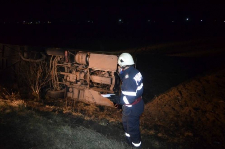 Un autocar plin cu turişti s-a răsturnat în Bacău. Şoferul a adormit la volan: 7 persoane, la spital
