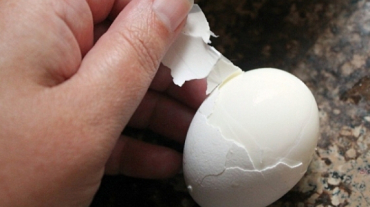 Trucul care te ajută să cureți un ou perfect, fără să lași albuș pe coajă