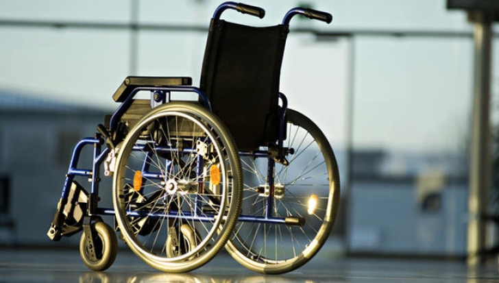 Revoltător: ce a păţit o clujeancă aflată scaun cu rotile, din cauza maşinilor parcate pe trotuar