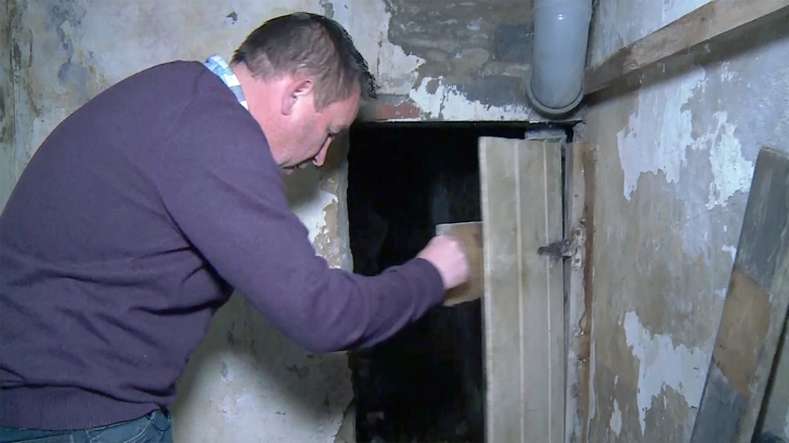 A descoperit o ușă în depozit, ce dădea într-un tunel secret. S-a cutremurat când a văzut unde duce