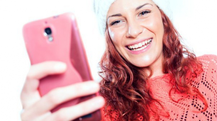 STUDIU: Femeile pun mai mare preţ pe imaginile pe care le au în telefonul mobil decât bărbaţii
