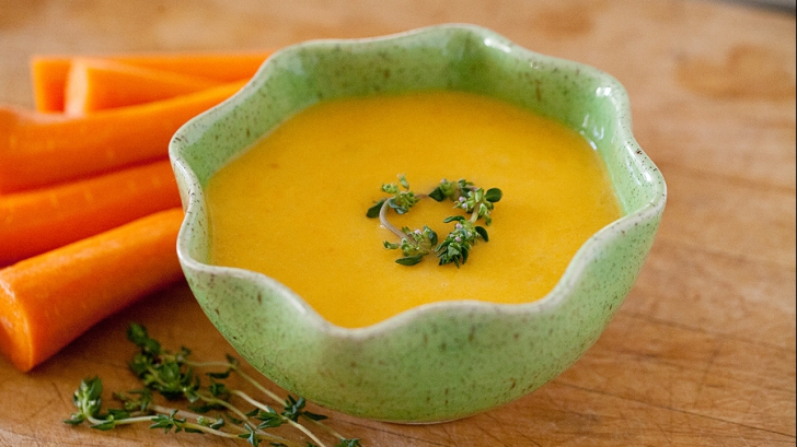Rețeta Alexandrei Păcuraru: supă cremă de morcovi și cartofi, cu drojdie deshidratată