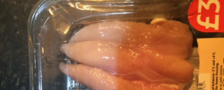 A cumpărat piept de pui de la supermarket, dar a avut un şoc: ce a găsit în interiorul cărnii FOTO