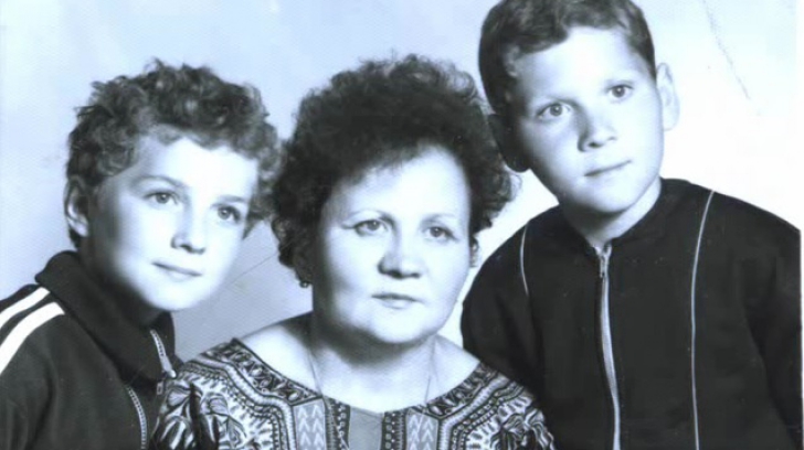 În această poză apare un cunoscut cântăreţ, alături fratele lui şi de mamă. Îl recunoşti?
