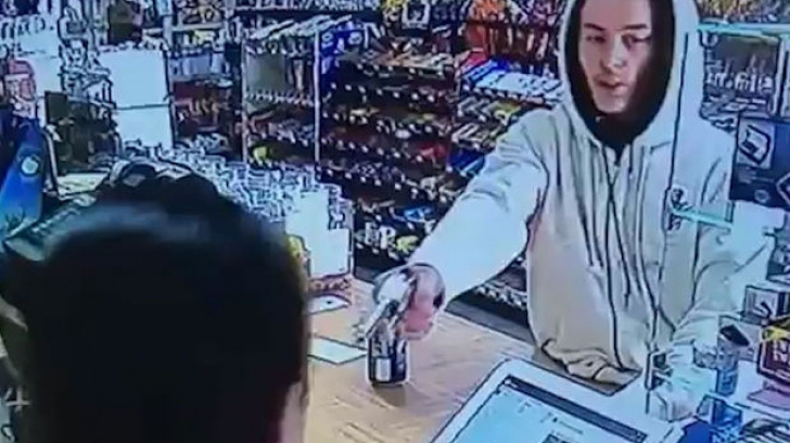 A intrat în magazin cu un pistol şi a ameninţat vânzătoarea. Reacţia femeii este absolut fabuloasă