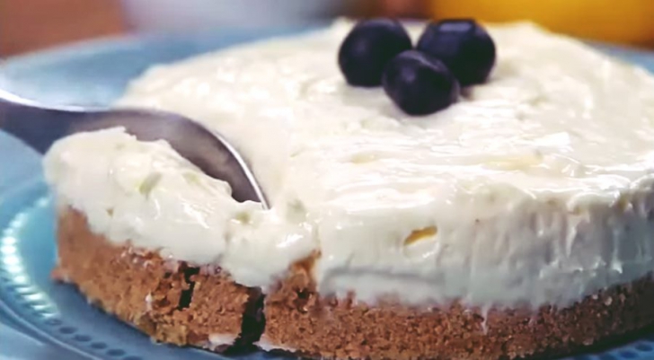 E delicios! Cum prepari un cheesecake apetisant, fără coacere - VIDEO