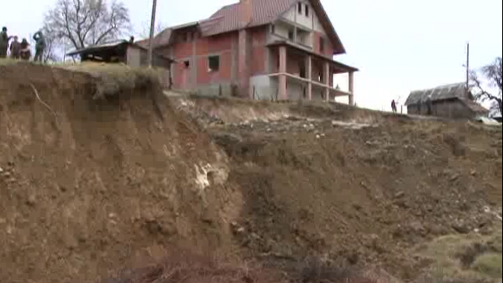 Alunecări de teren în Gorj, din cauza ploii. Mai multe case, înghițite de ape