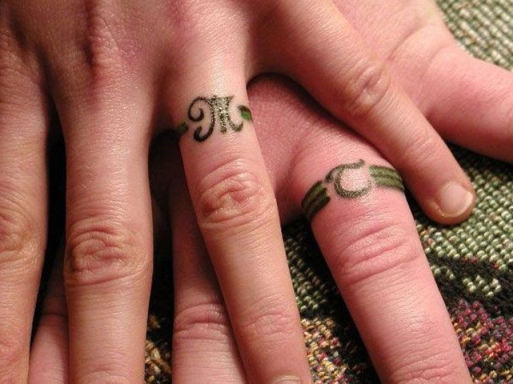 O nouă modă face furori - Verighetele tatuate!