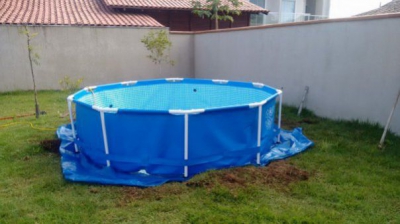 Nu şi-a permis o piscină. Dar ce a ajuns să construiască în spatele casei uluieşte întreaga lume