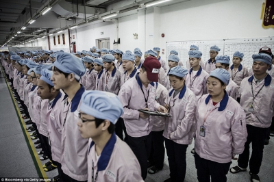 Imagini incredibile dintr-o fabrică Apple. Ce fac cei 50000 de muncitori în timpul programului