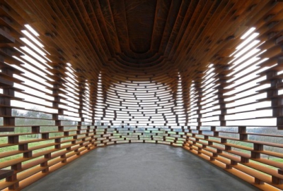 De sus, pare o biserică obișnuită. Când s-au apropiat de ea, au rămas fără cuvinte. E imposibil!