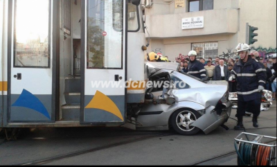 Accident grav la Piața Victoriei! Mașină spulberată de tramvai: două victime