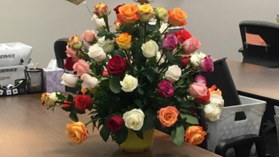 De ce un simplu buchet de flori i-a făcut pe toţi să plângă. Explicaţia e copleşitoare