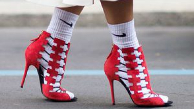 O nouă modă face furori: şosete + pantofi