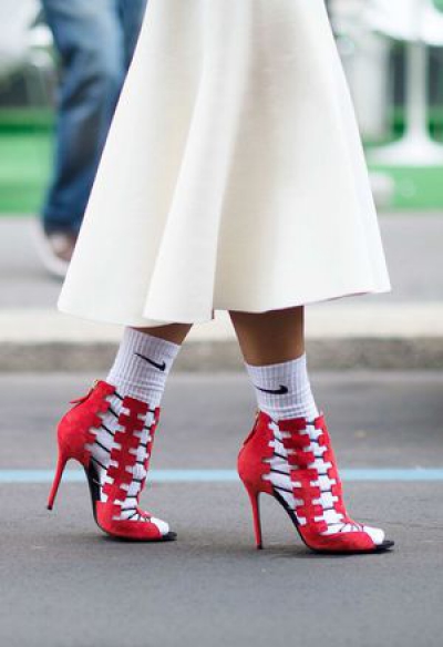 O nouă modă face furori: şosete + pantofi