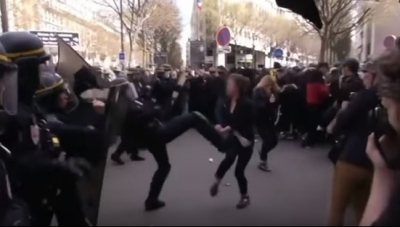 O studentă, lovită fără milă de un jandarm. Imaginile fac înconjurul lumii