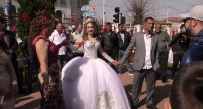 Nuntă de romi pe cai mari. Drumurile au fost paralizate VIDEO