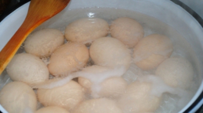 Motivul pentru care se &icirc;nverzeşte gălbenuşul ouălor fierte. Le mai putem m&acirc;nca?