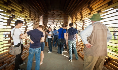 De sus, pare o biserică obișnuită. Când s-au apropiat de ea, au rămas fără cuvinte. E imposibil!