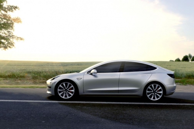 Tesla sedan 3 are precomenzi record. Producţia auto începe din 2017 