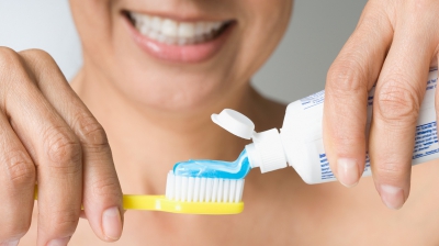 Cât de multă pastă se pune pe periuţa de dinţi? Mult mai puţin decât crezi 