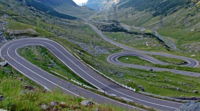 Biciclist accidentat pe Transfăgărășan, transportat cu elicopterul la Târgu Mureș