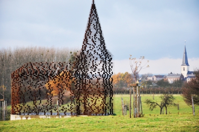 De sus, pare o biserică obișnuită. Când s-au apropiat de ea, au rămas fără cuvinte. E imposibil!