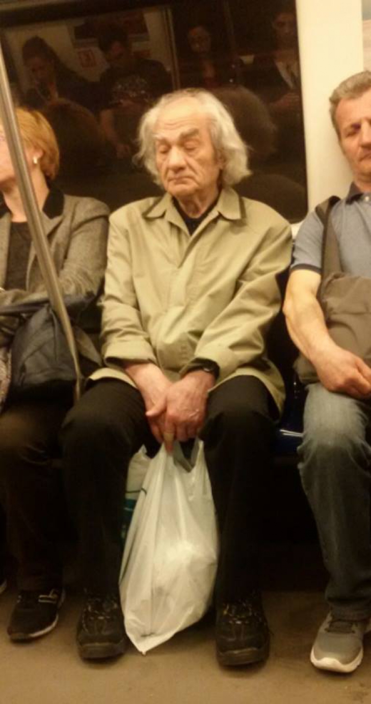 O mare personalitate din România călătoreşte cu metroul. Ce spune după ce poza cu el e VIRALĂ